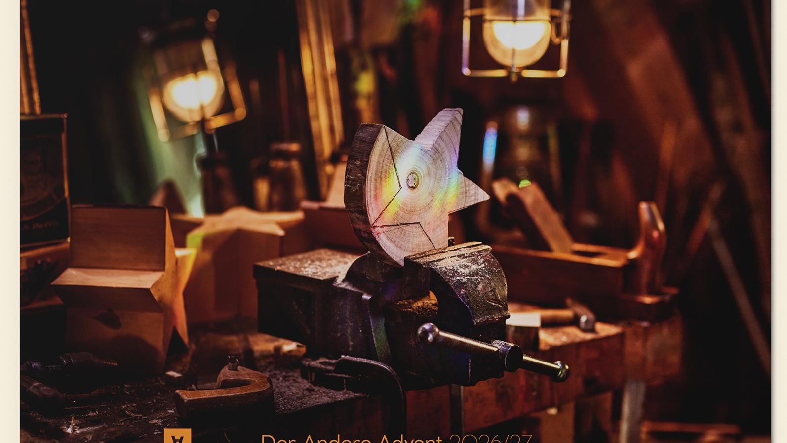 Hölzerner Stern im warmen Licht der Adventszeit.
