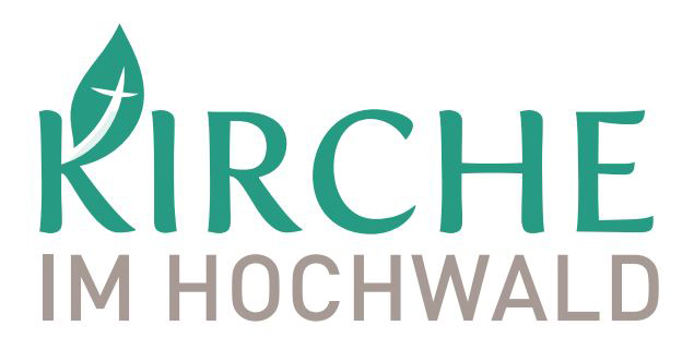 Das Logo zeigt den Schriftzug „KIRCHE IM HOCHWALD“, wobei das „K“ als grünes Blatt mit einem weißen Kreuz gestaltet ist und die restlichen Buchstaben in Grün sowie die Worte „IM HOCHWALD“ in grauer Farbe darunter stehen. (c) Pfarrei St. Franziskus Hermeskeil Das Logo zeigt den Schriftzug „KIRCHE IM HOCHWALD“, wobei das „K“ als grünes Blatt mit einem weißen Kreuz gestaltet ist und die restlichen Buchstaben in Grün sowie die Worte „IM HOCHWALD“ in grauer Farbe darunter stehen.