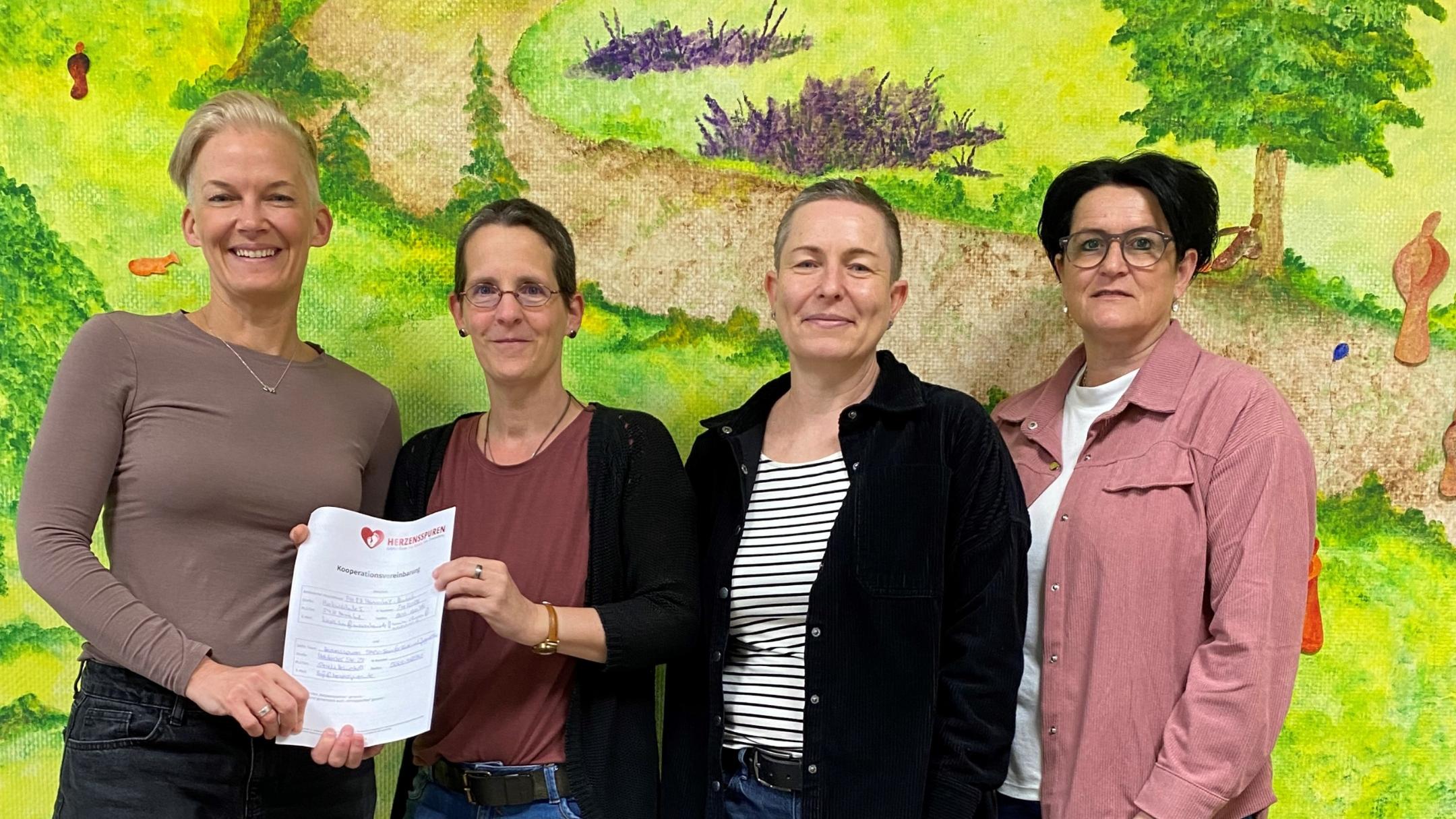 Bildunterschrift: Kooperationsvereinbarung mit SAPV Team für Kinder und Jugendliche „Herzensspuren“; V.l.n.r.: Anne-Christin Müller (Pflegerische Team-Leitung)); Marion Schronen (Hospizleitung AHPB Hermeskeil-Morbach), Katja Kirsch und Nadine Hölzemer (Hospizfachkräfte Ambulantes Hospiz Hochwald)