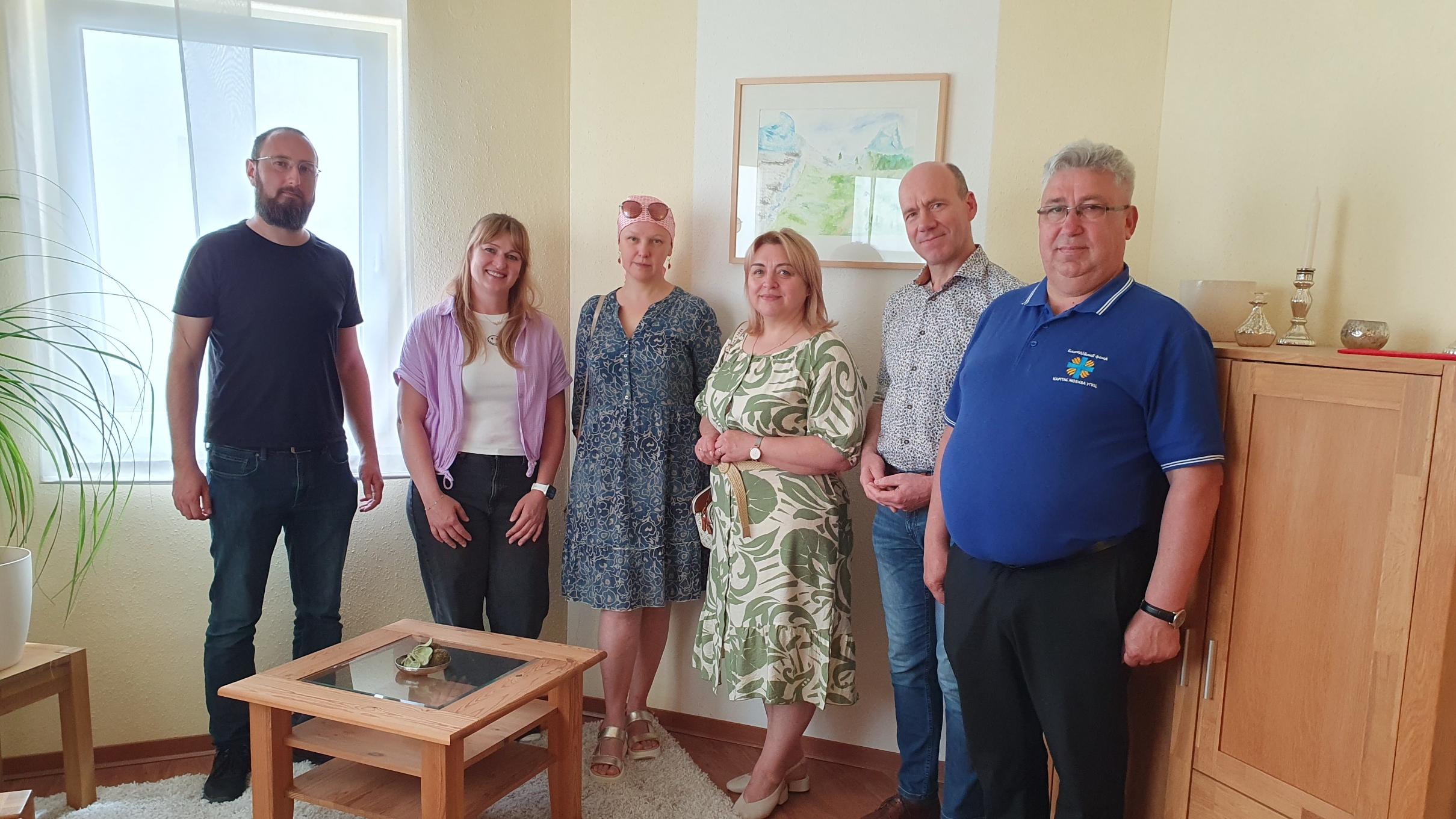 Gruppenfoto mit den Gästen aus der ukrainischen Caritas Zhovkva