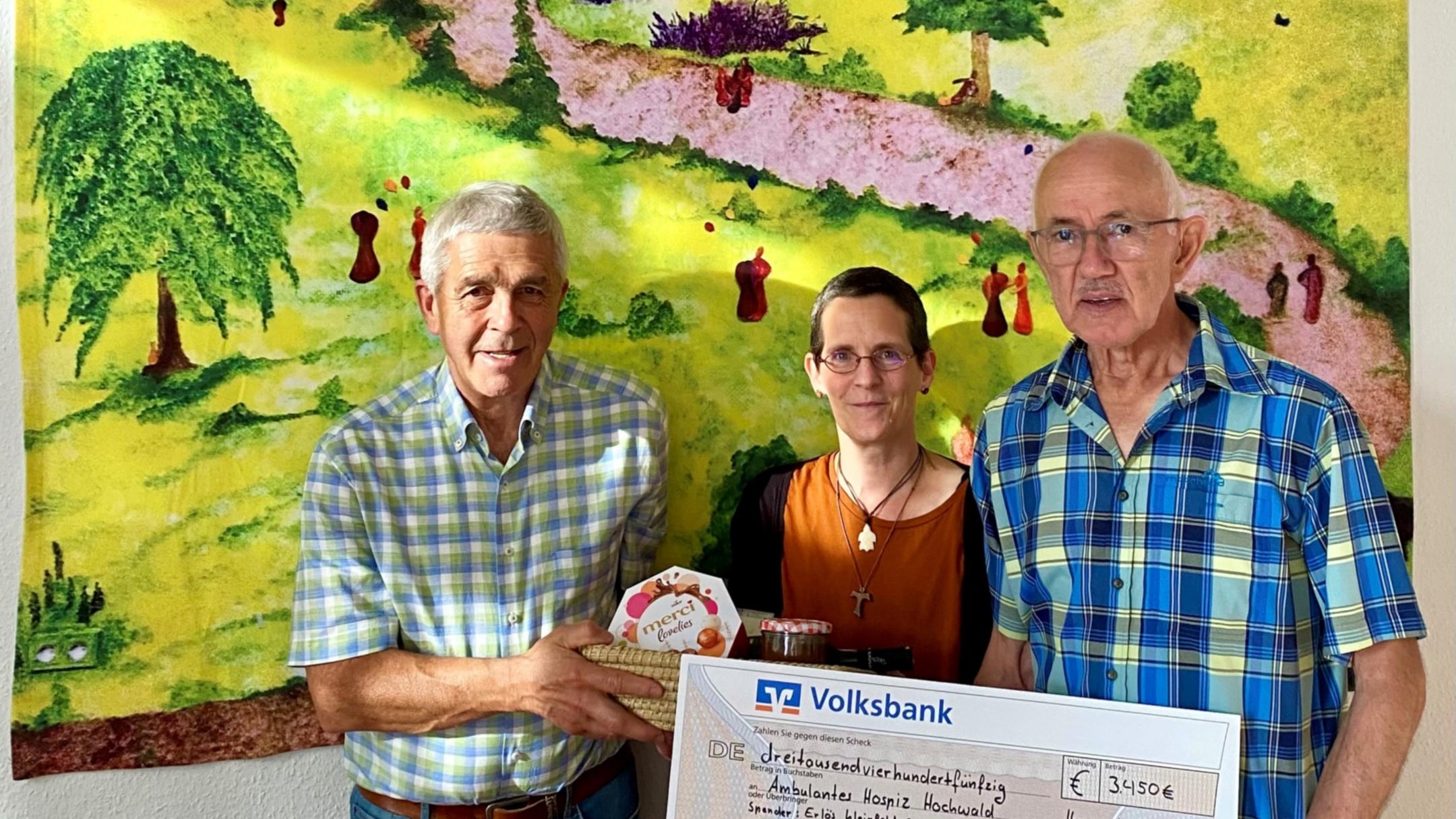 Bildunterschrift: Spendenübergabe: V.l.n.r.: Herbert Konz – Organisator Kleinfeldcup Geisfeld; Marion Schronen, Hospizleitung; Erich Marx, Kassenwart Hospizverein Hochwald e.V.