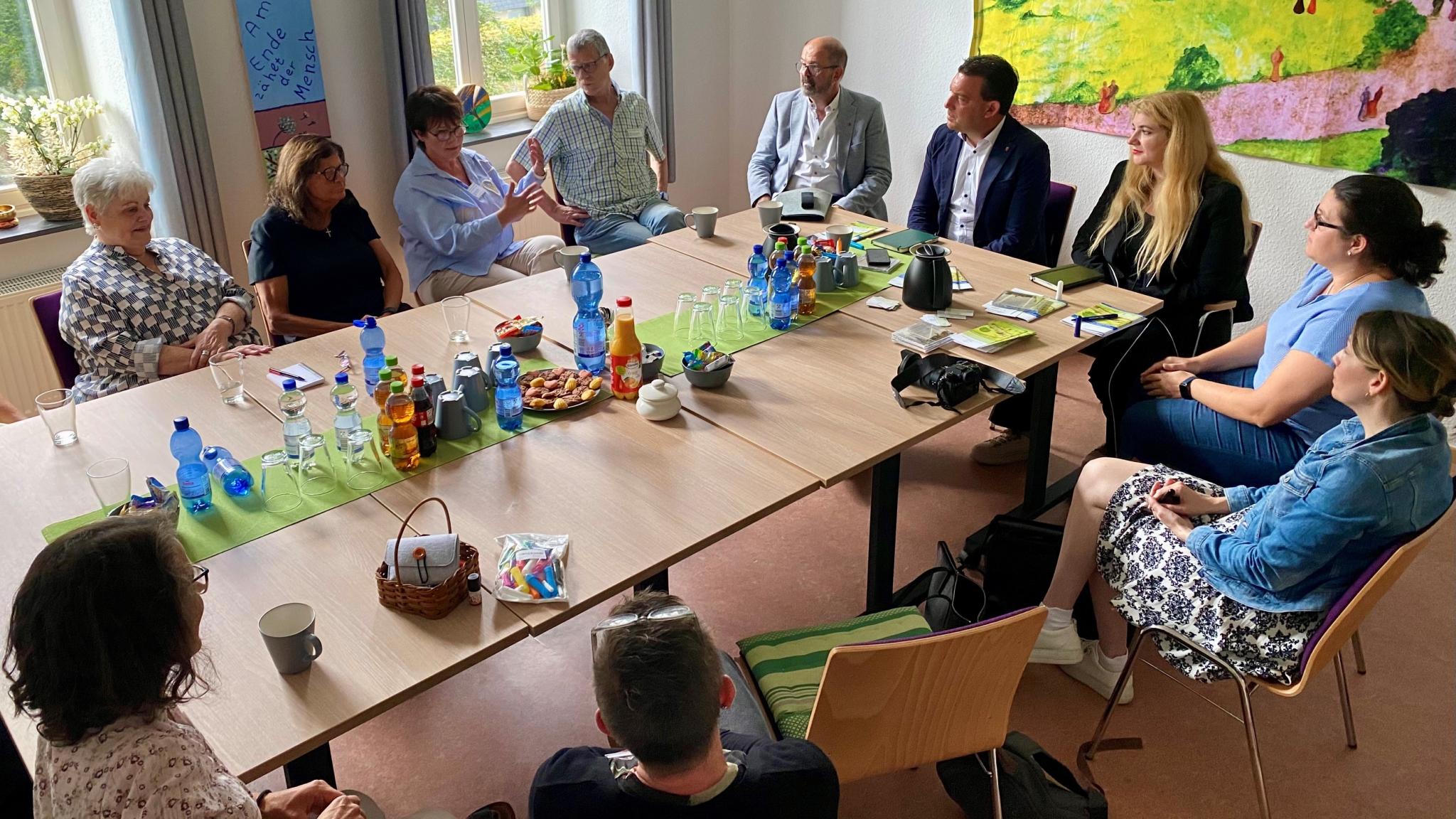 Besuch Johannes Kölling und Landtagsabgeordnete beim Ambulanten Hospiz Hochwald: Im Bild rechts oben: V.l.n.r.: Peter Moskopp MdL; Johannes Kölling, MdL; Katharina Schuler MdL, Miriam Siefen, MdL und Stephanie Vogel (Presse Landtag)
