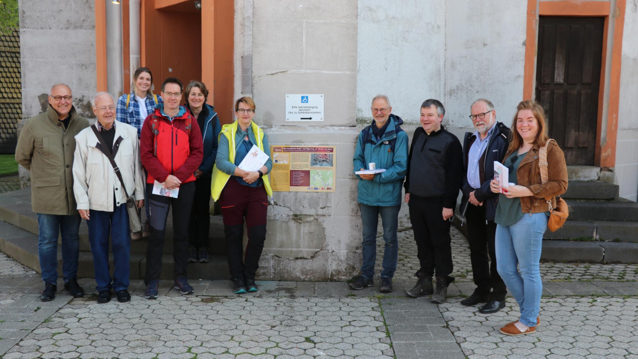 Das Bild zeigt die Eröffnung des Wegstücks mit den Informationstafeln im Mai 2023. Auch durch die Verbandsgemeinde Hermeskeil verläuft der Martinusweg. Zwischen Hermeskeil und Reinsfeld informieren Tafeln über das Leben des hl. Martin.