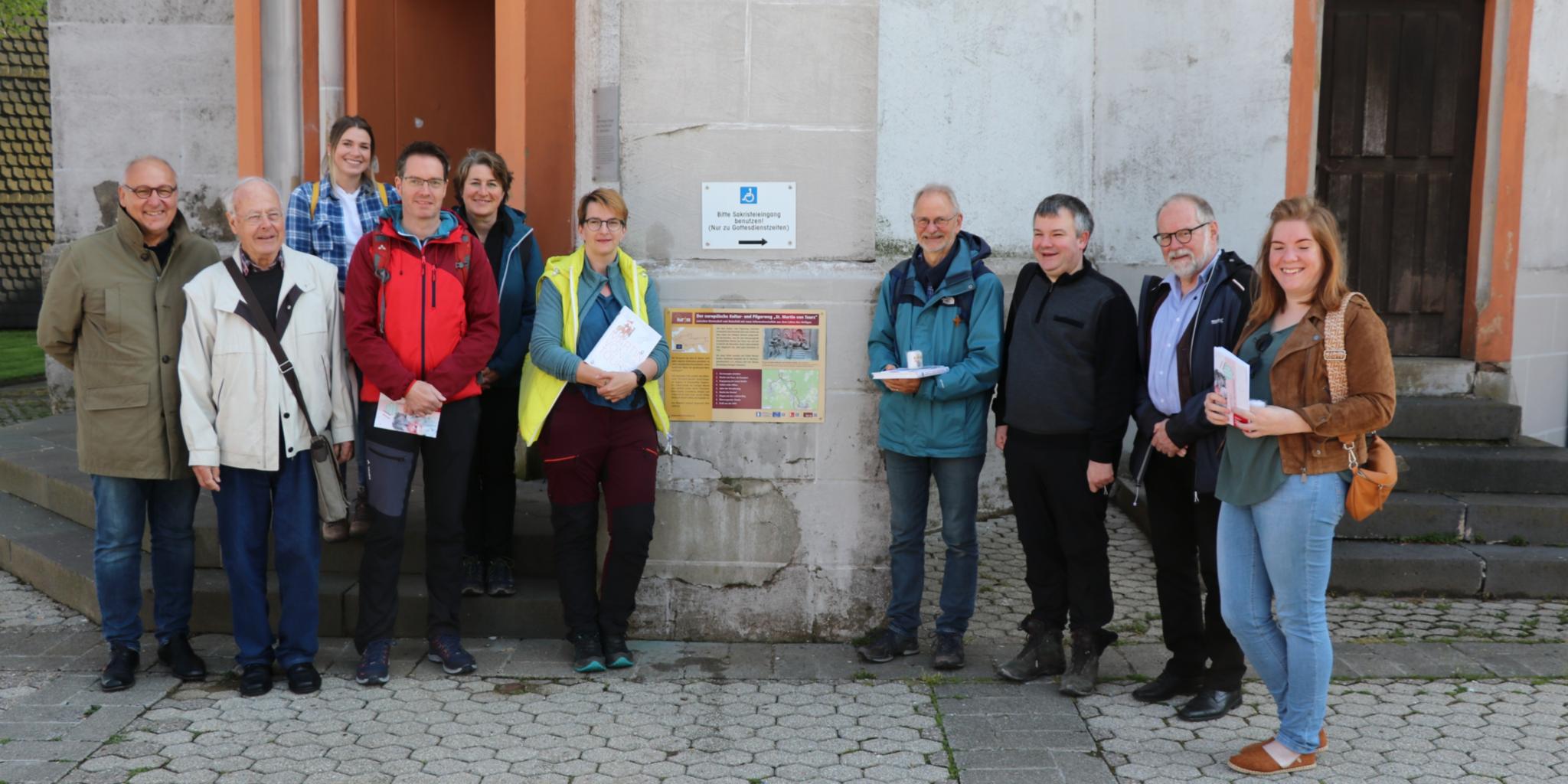 Das Bild zeigt die Eröffnung des Wegstücks mit den Informationstafeln im Mai 2023. Auch durch die Verbandsgemeinde Hermeskeil verläuft der Martinusweg. Zwischen Hermeskeil und Reinsfeld informieren Tafeln über das Leben des hl. Martin.