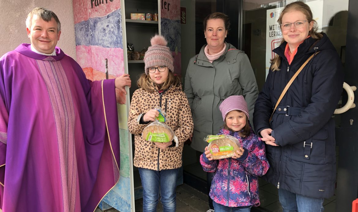 Pfarrer Christian Heinz, Antonia Sohns mit Tochter Liliane und Kathrin Kunnakattu mit Tochter Neela.