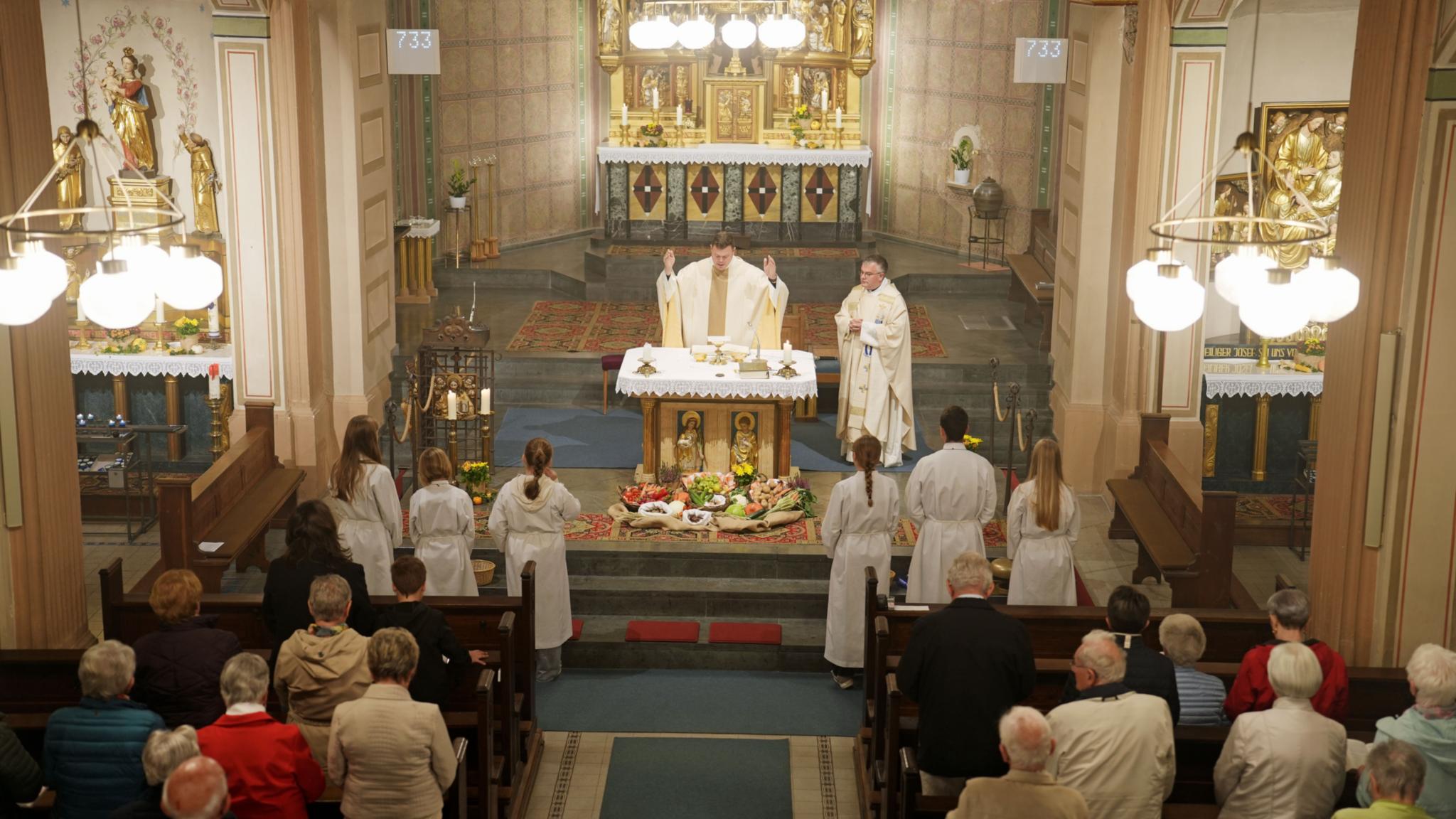 Generalvikar Tim Sturm und Dekan Christian Heinz am Altar der Kirche in Berglicht.